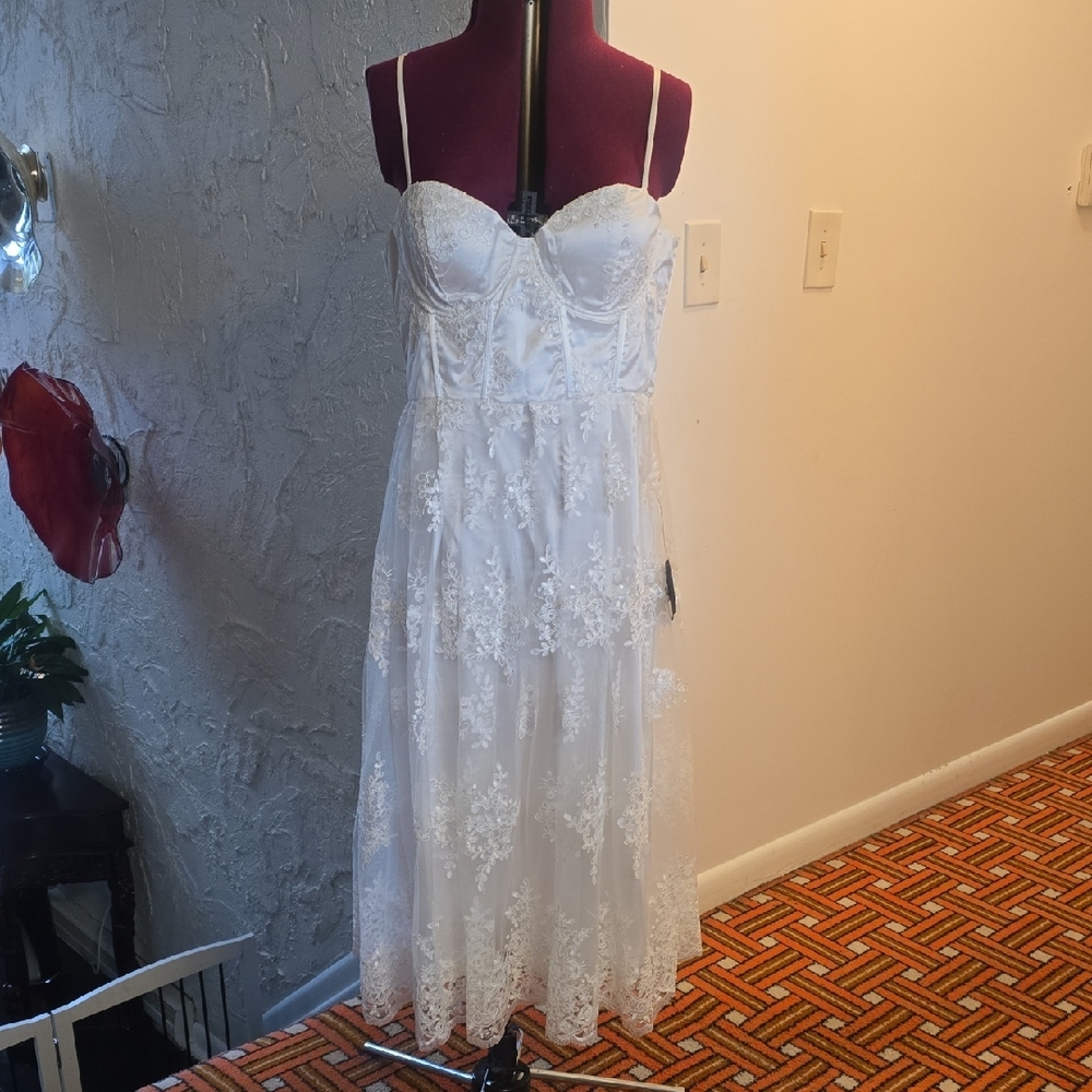 Lulu's Strapless White Lace Dress